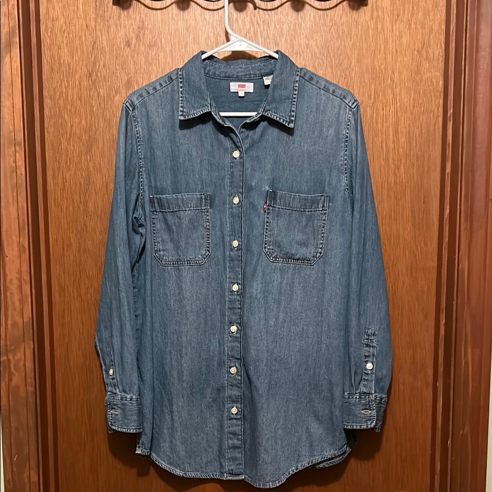 Levi's Classic Blue Denim Shirt. Women’s size M.